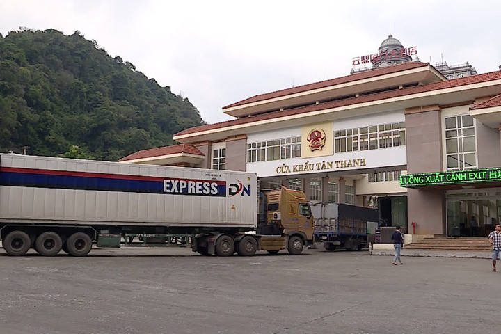 Lạng Sơn dừng tiếp nhận xe chở hoa quả tươi xuất khẩu