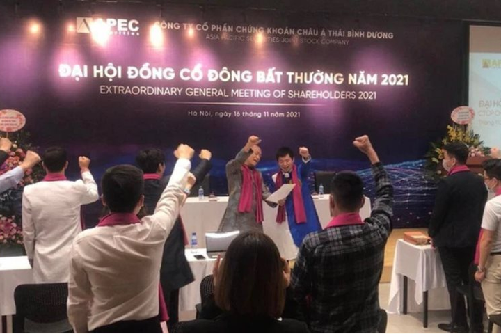 Ông Nguyễn Đỗ Lăng "vung tiền" mua vào 2 cổ phiếu họ APEC