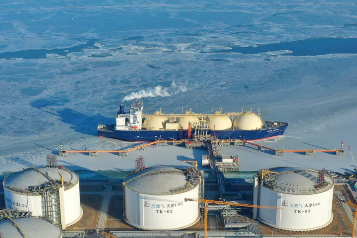 EU hoãn kế hoạch áp giá trần dầu của Nga, nới lỏng lệnh trừng phạt với than