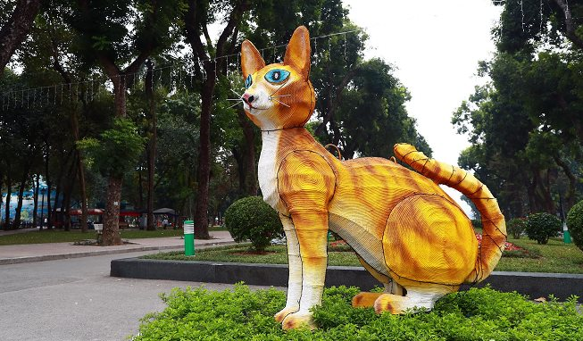 "Độc lạ" mô hình mèo ở Công viên Thống Nhất