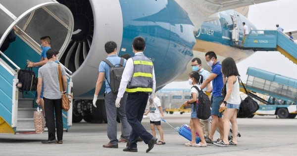 Bộ Tài chính lên tiếng về việc doanh nghiệp kiến nghị bỏ giá trần vé máy bay