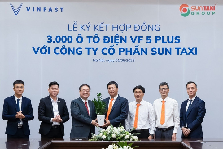 Thúc đẩy giao thông xanh, VinFast bán 3.000 xe điện VF 5 Plus cho Sun Taxi