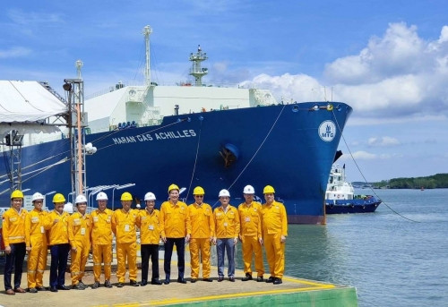 Chuyến tàu nhập khẩu LNG đầu tiên đã cập bến Thị Vải