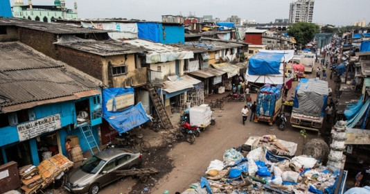 Ấn Độ san phẳng các khu ổ chuột, dân chúng khóc thét vì giá thuê nhà tăng vọt