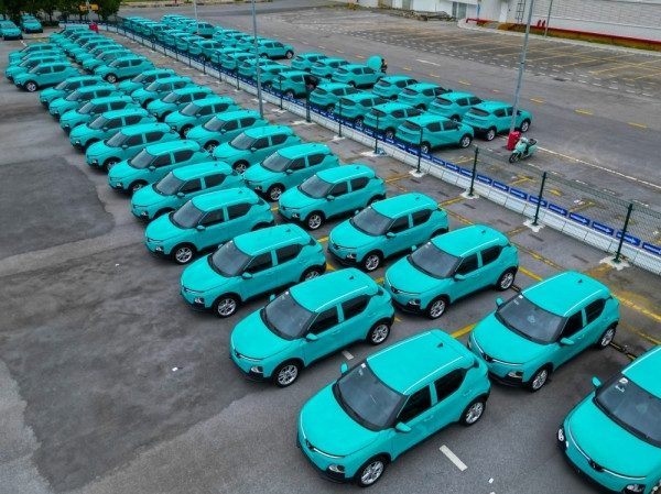 Phủ xanh đường phố Việt Nam với tốc độ "quá nhanh, quá nguy hiểm", tỷ phú Phạm Nhật Vượng quyết đưa 1.000 xe ô tô điện Vinfast sang Lào