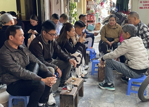 1 địa điểm cà phê phố cổ Hà Nội là nơi lui tới của những "sói già" chứng khoán
