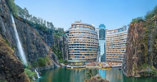 Khách sạn 5 sao kỳ lạ nằm sâu 88m dưới lòng đất ở Trung Quốc: Trị giá hơn 300 triệu USD, đẹp như xứ sở thần tiên