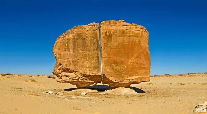 Hiện tượng kỳ quái làm đau đầu cả nhân loại: Vết cắt bí ẩn chia đôi khối đá hơn 4.000 năm tuổi ở Arab Saudi