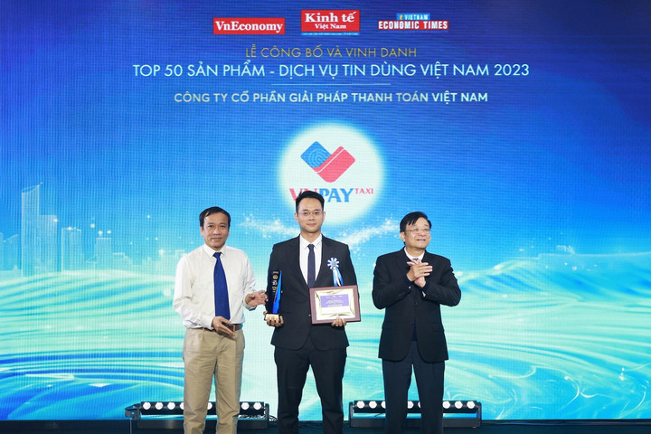 VNPAY Taxi nhận giải dịch vụ tin dùng Việt Nam năm 2023