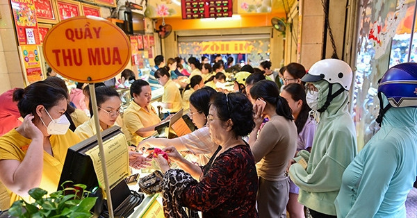 Các tiệm vàng ở Hà Nội, TP.HCM chật ních khách đi bán chốt lời