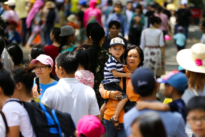 Dân số Việt Nam đạt 100,3 triệu người, là quốc gia đông dân thứ 15 trên thế giới