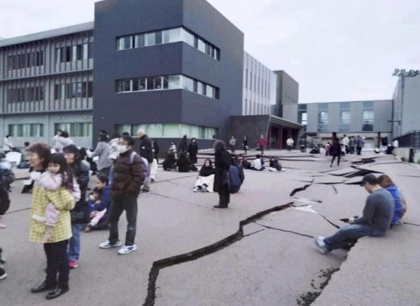 Động đất 7,5 độ richter, cảnh báo sóng thần ở Nhật Bản: Đường nứt toác, hơn 30.000 ngôi nhà mất điện