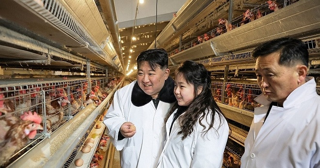 Hình ảnh ông Kim Jong Un và con gái đi thăm trại nuôi gà