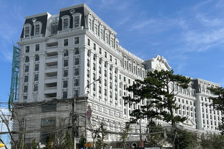 Chủ khách sạn 5 sao Merperle Dalat Hotel nộp phạt, chấp hành đình chỉ thi công