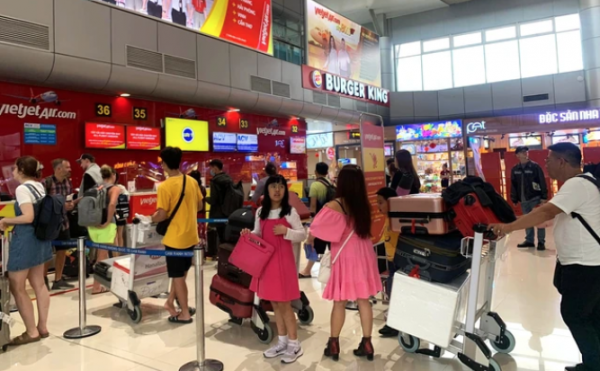 Sân bay Tân Sơn Nhất đón khách kỷ lục, mùng 4 Tết luôn thế!