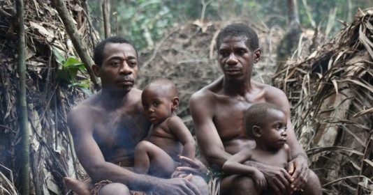 Kỳ lạ bộ tộc ở châu Phi nuôi con bằng… sữa cha, chuyên gia đưa ra giải thích