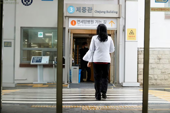 Y tá Hàn Quốc gánh thêm phần việc của bác sĩ đình công