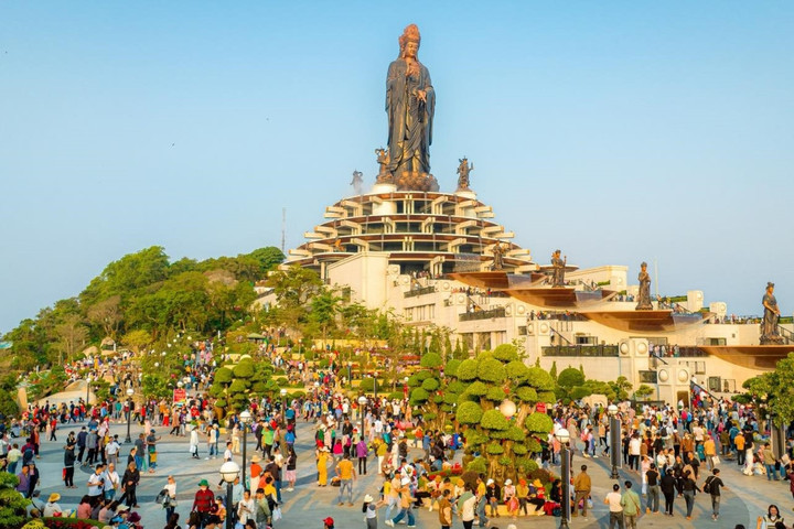 Núi Bà Đen đón gần 200.000 lượt du khách dâng đăng dịp Rằm tháng Giêng