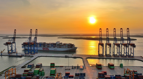 Có gì ở 2 'siêu tàu' đã cập bến vào cảng biển lớn nhất Việt Nam lọt top 12 thế giới