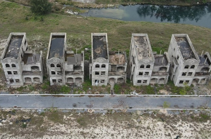 Cảnh hoang tàn, sắt thép hoen rỉ trong siêu dự án của FLC Quảng Bình