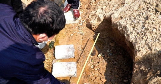 Thuê máy xúc đào móng xây kè, vô tình phát hiện vật báu này trong vườn nhà một lão nông ở miền Bắc Việt Nam