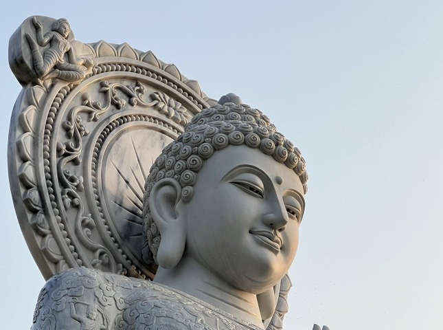 Việt Nam vừa có thêm bức tượng Đức Phật tinh xảo nổi tiếng thế giới, được điêu khắc từ đá trắng trong 2 năm liên tục