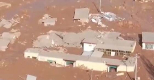 Động đất kinh hoàng nhấn chìm cả ngôi làng dưới 3m bùn đất, hàng nghìn ngôi nhà sụp đổ chỉ sau 1 phút