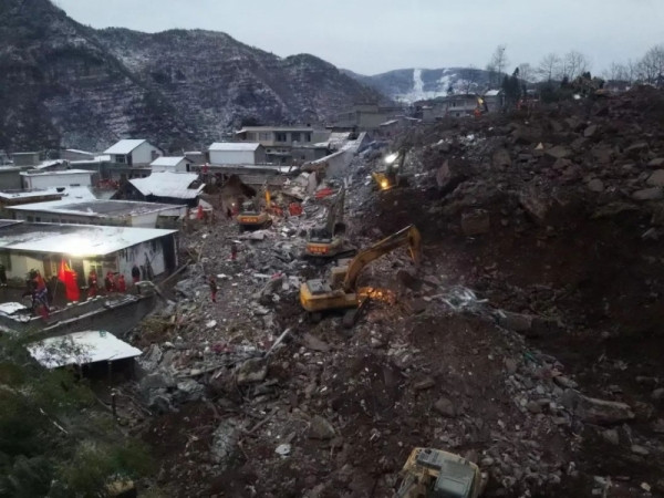 Phong tỏa hiện trường núi lở làm 70.000m3 đất đá san phẳng nhiều nhà dân, 1.000 nhân viên cứu hộ cùng hơn 150 máy xúc tham gia ứng cứu