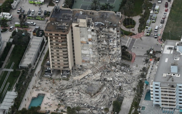 Chung cư 12 tầng xuống cấp đột ngột đổ sập giữa đêm, thành phố ban bố tình trạng khẩn cấp, hiện trường bị lập tức bị phong tỏa