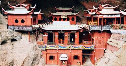 Ngôi chùa cổ gần 900 năm nằm dựng đứng trên vách núi, nổi tiếng với cây cột gỗ linh sam ‘cầu con’ linh thiêng