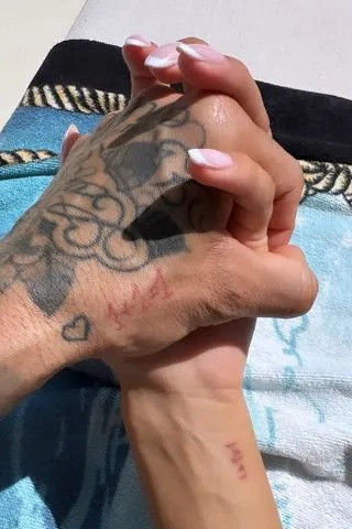 Dani Alves tay trong tay với vợ cũ sau khi ra tù