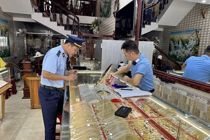 Một tiệm vàng lớn ở Quảng Ninh bị phát hiện có dấu hiệu giả mạo nhãn hiệu quốc tế