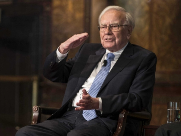 Trong khi các nhà đầu tư 'tranh nhau' rót tiền vào vàng bất chấp giá đang cao kỷ lục, tại sao tỷ phú Warren Buffett lại quay lưng?