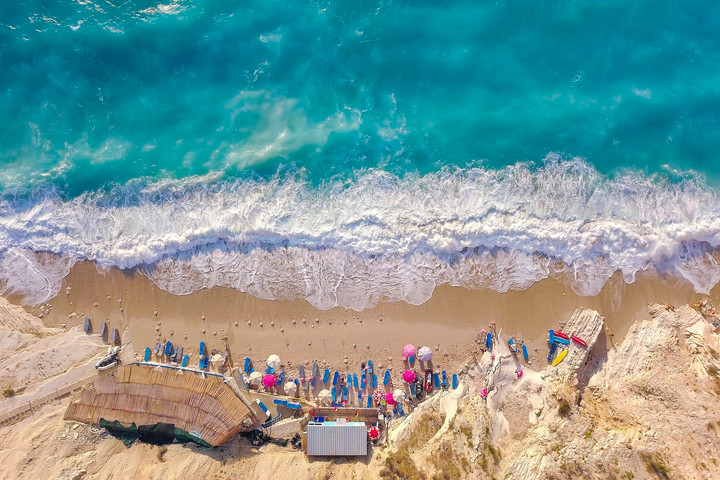 Phát hiện 'bãi biển gương' xanh nhất thế giới