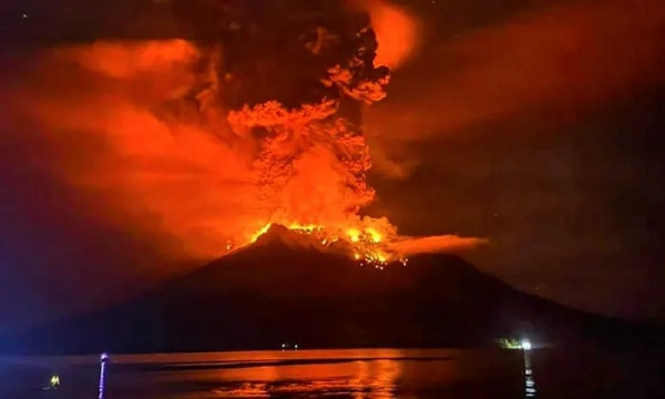 Núi lửa phun trào dữ dội ở Indonesia, hàng nghìn người phải sơ tán, nguy cơ xảy ra sóng thần