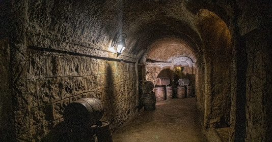 Chiêm ngưỡng hầm rượu trăm tuổi bên trong lòng núi được đặt tại một trong những địa điểm du lịch nổi tiếng bậc nhất Việt Nam