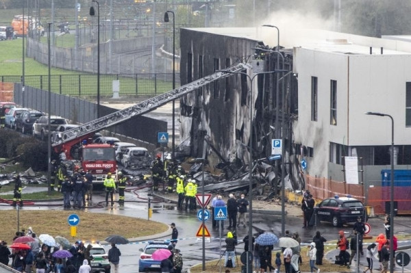 Máy bay bốc cháy đâm sầm vào tòa nhà, toàn bộ người trên khoang thiệt mạng, khói đen dày đặc nghi ngút, lính cứu hoả khẩn trương có mặt