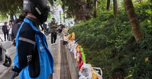 Vụ 'Mèo Béo' 21 tuổi tự tử vì tình: Cộng đồng mạng Trung phẫn nộ vì gửi đồ ăn đến tưởng niệm nhưng toàn hộp rỗng, Mixue, Gongcha phải lên tiếng xin lỗi