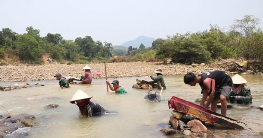 Thuỷ điện ở miền Trung Việt Nam đóng nước khiến sông cạn trơ đáy, người dân đổ xô đi ‘đãi cát tìm vàng’