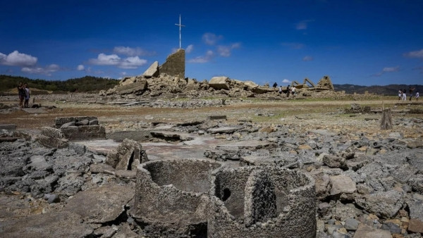 Ngôi làng cổ 300 năm tuổi bất ngờ 'nổi trở lại' giữa lòng siêu đập sau hàng chục năm bị nhấn chìm