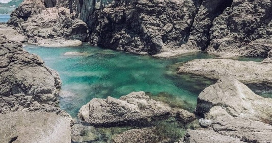 Việt Nam có một ‘bể bơi tự nhiên’ đẹp như tiên cảnh cách thị trấn Côn Đảo chỉ 7km, bí ẩn đến cả người dân bản địa cũng không biết đến