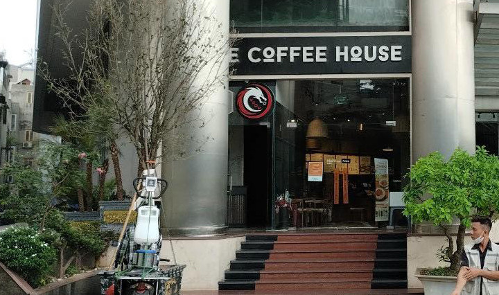 Gia đình nữ bác sĩ bị kính đổ đạt thỏa thuận với The Coffee House