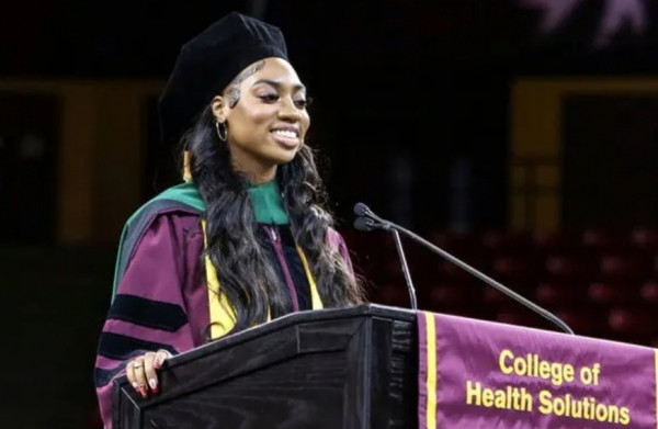 'Con gái nhà người ta' vào đại học từ 9 tuổi, 17 tuổi trở thành Tiến sĩ trẻ tuổi nhất nước Mỹ