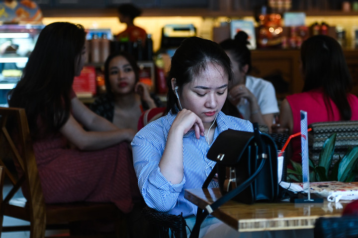Loạt tòa nhà, hàng quán ở Hà Nội vẫn nhộn nhịp bất chấp lệnh đình chỉ