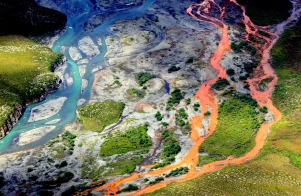 Hàng chục con sông đột ngột chuyển sang màu cam, các nhà khoa học nói gì?