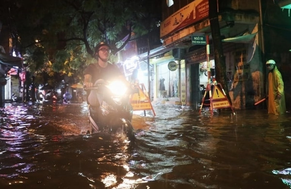 ‘Phố biến thành sông’ mỗi khi mưa lớn, nhà trong ngõ Hà Nội vẫn vượt mốc 100 triệu/m2