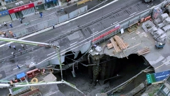 Kinh hoàng hiện trường ga tàu điện ngầm sập tạo hố tử thần giữa lòng thành phố