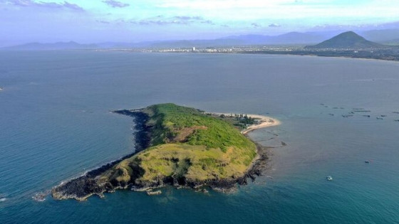 Hòn đảo là 'viên ngọc' hoang sơ giữa đại dương ở xứ 'hoa vàng trên cỏ xanh', nằm cách đất liền chỉ 7km