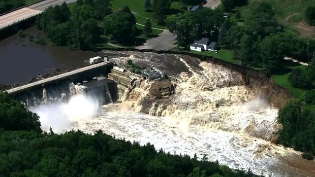 Đập nước 114 tuổi có nguy cơ vỡ do mưa lũ kỷ lục, người dân yêu cầu được sơ tán khẩn cấp