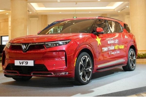 VinFast 'tung' ưu đãi miễn phí gửi xe và sử dụng trạm sạc, giành lợi thế lớn so với các hãng xe từ Trung Quốc